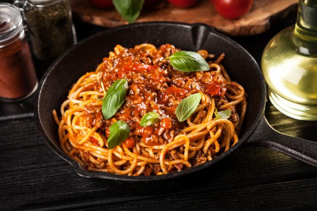 Espaguetis a la boloñesa con tomate y albahaca